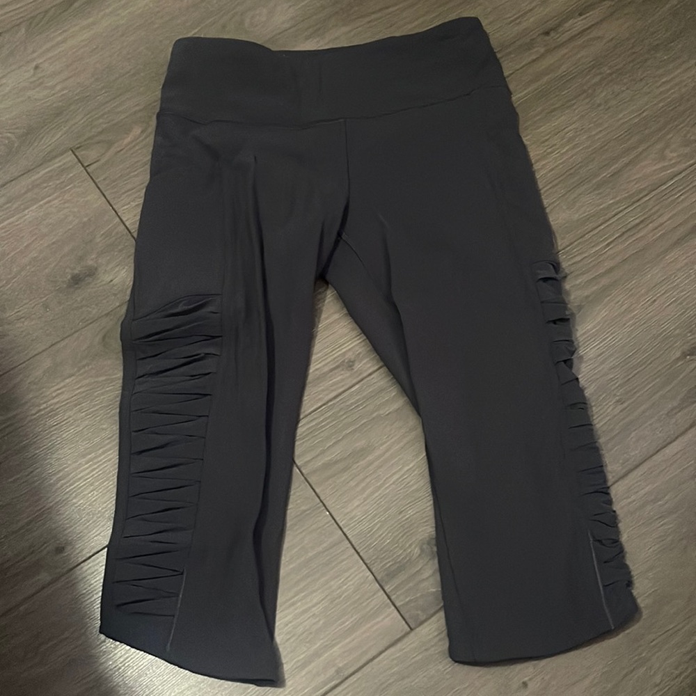 Grey lululemon crop workout leggings with pockets